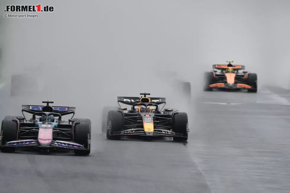 Foto zur News: Max Verstappen (Red Bull) und Esteban Ocon (Alpine)