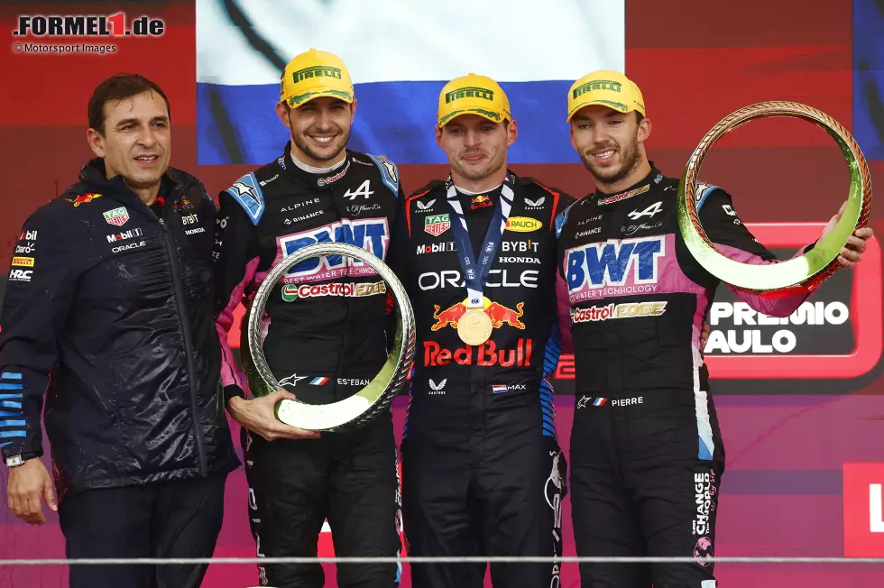 Foto zur News: Max Verstappen (Red Bull), Esteban Ocon (Alpine) und Pierre Gasly (Alpine)