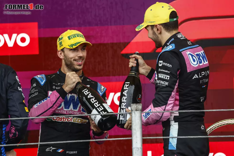 Foto zur News: Max Verstappen (Red Bull), Pierre Gasly (Alpine) und Esteban Ocon (Alpine)