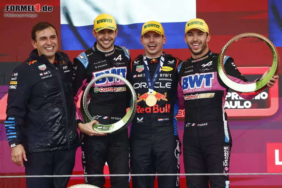 Foto zur News: Max Verstappen (Red Bull), Esteban Ocon (Alpine) und Pierre Gasly (Alpine)