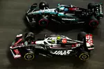 Foto zur News: Nico Hülkenberg (Haas) und George Russell (Mercedes)