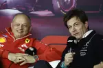 Foto zur News: Frederic Vasseur (Ferrari) und Toto Wolff (Mercedes)