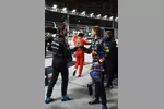 Foto zur News: George Russell (Mercedes) und Max Verstappen (Red Bull)