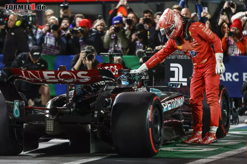 Foto zur News: Carlos Sainz (Ferrari) und George Russell (Mercedes)