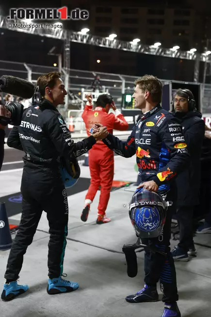 Foto zur News: George Russell (Mercedes) und Max Verstappen (Red Bull)