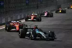 Foto zur News: George Russell (Mercedes), Charles Leclerc (Ferrari) und Carlos Sainz (Ferrari)