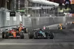 Foto zur News: George Russell (Mercedes) und Charles Leclerc (Ferrari)