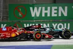 Foto zur News: Charles Leclerc (Ferrari) und George Russell (Mercedes)