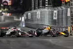 Foto zur News: Sergio Perez (Red Bull) und Kevin Magnussen (Haas)