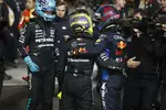 Foto zur News: George Russell (Mercedes), Lewis Hamilton (Mercedes) und Max Verstappen (Red Bull)