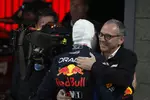 Foto zur News: Stefano Domenicali und Max Verstappen (Red Bull)