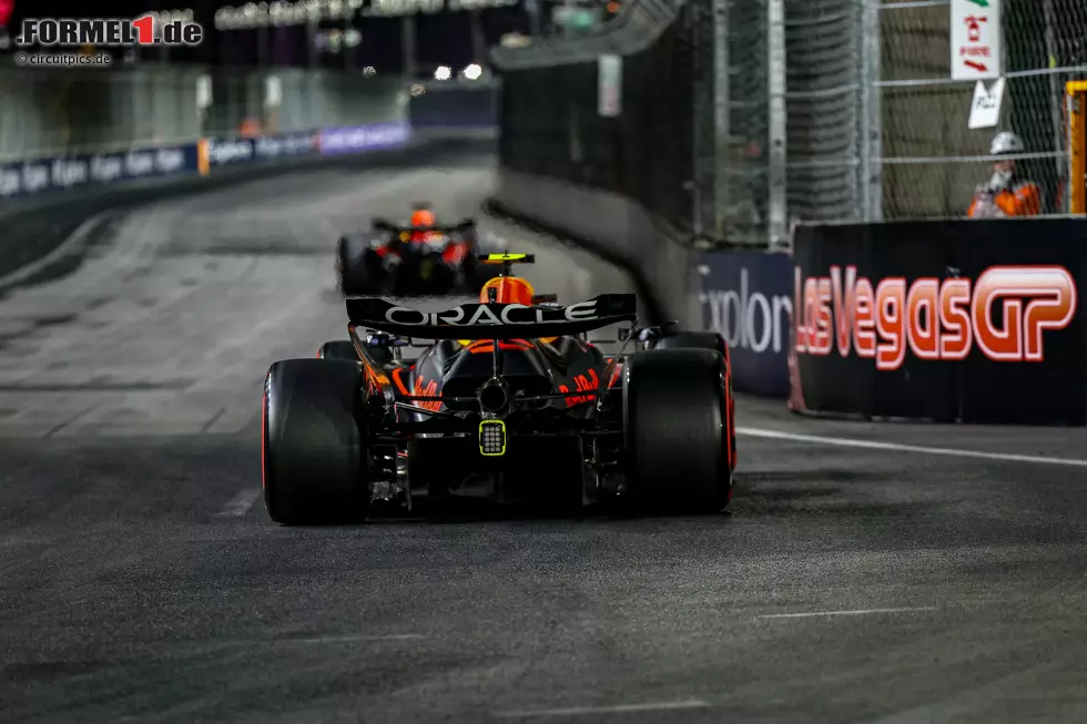 Foto zur News: Sergio Perez (Red Bull) und Max Verstappen (Red Bull)