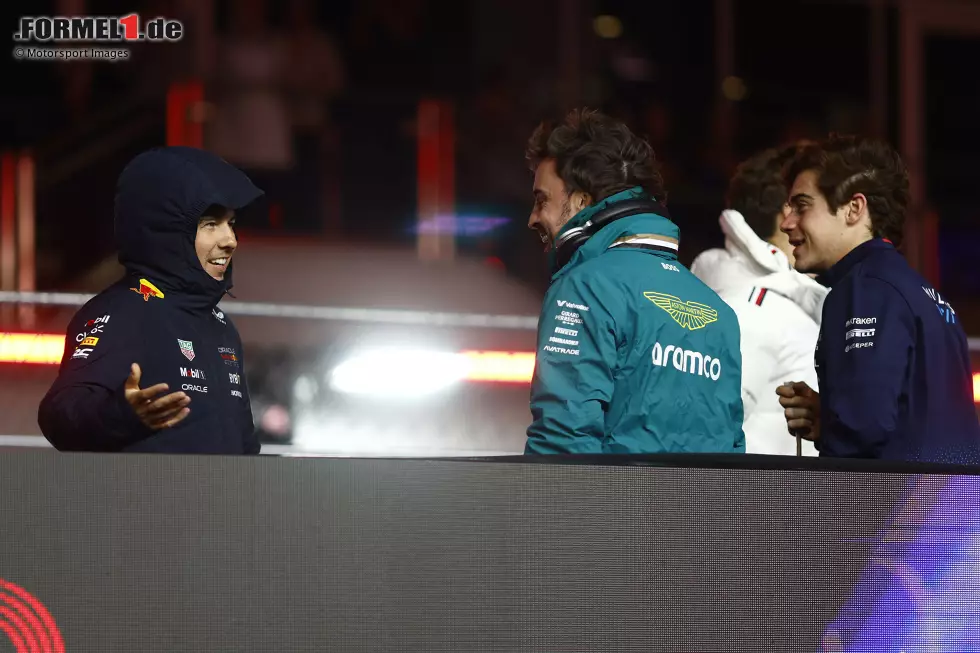 Foto zur News: Sergio Perez (Red Bull), Fernando Alonso (Aston Martin) und Franco Colapinto (Williams)