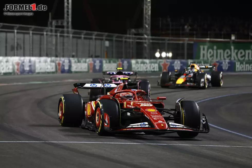 Foto zur News: Carlos Sainz (Ferrari), Pierre Gasly (Alpine) und Max Verstappen (Red Bull)