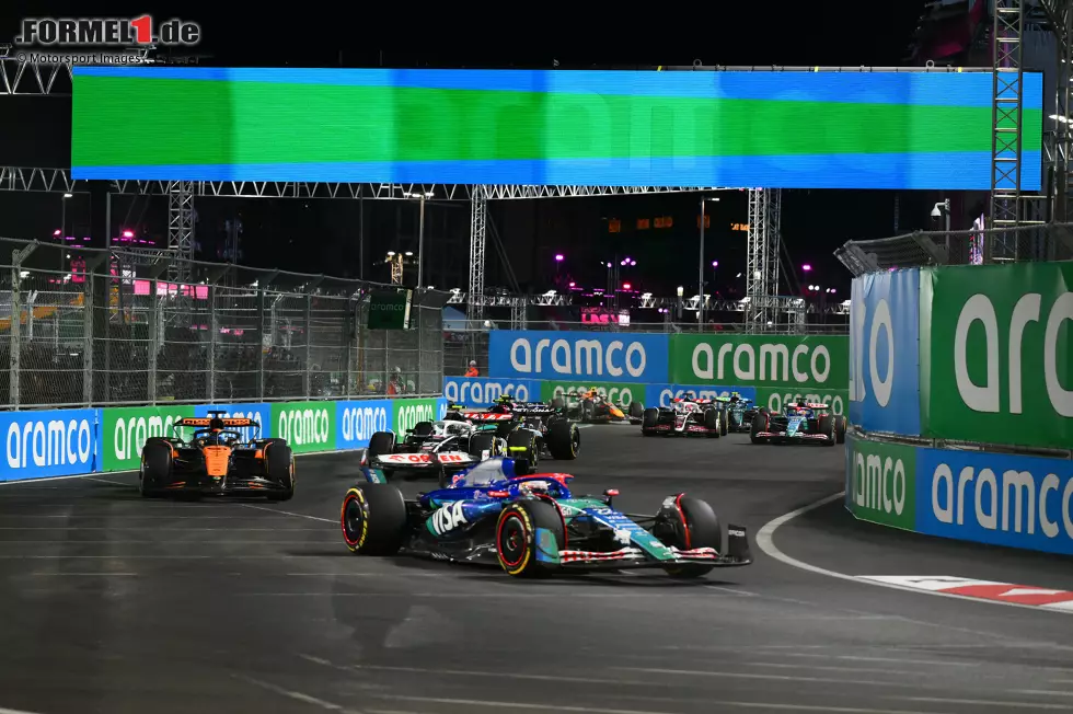 Foto zur News: Yuki Tsunoda (Racing Bulls), Oscar Piastri (McLaren) und Nico Hülkenberg (Haas)