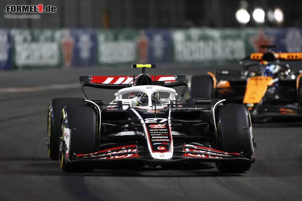 Foto zur News: Nico Hülkenberg (Haas) und Oscar Piastri (McLaren)