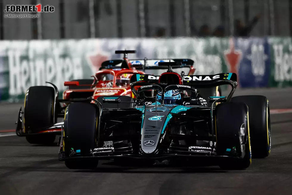 Foto zur News: George Russell (Mercedes) und Charles Leclerc (Ferrari)