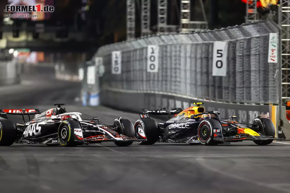 Foto zur News: Sergio Perez (Red Bull) und Kevin Magnussen (Haas)