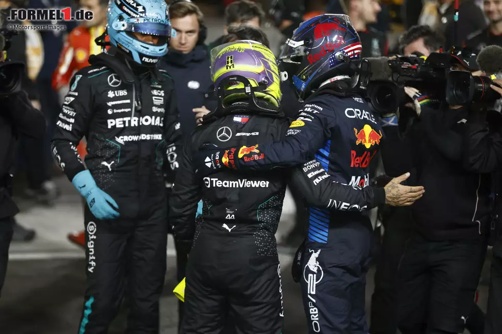 Foto zur News: George Russell (Mercedes), Lewis Hamilton (Mercedes) und Max Verstappen (Red Bull)