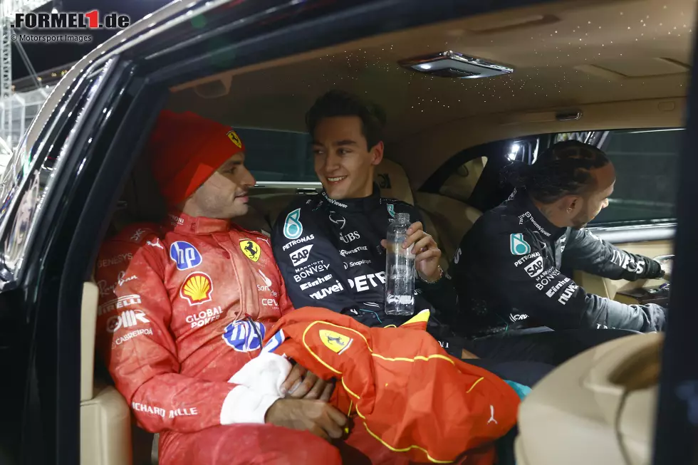 Foto zur News: Carlos Sainz (Ferrari), George Russell (Mercedes) und Lewis Hamilton (Mercedes)