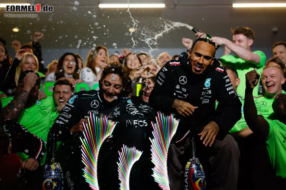 Foto zur News: George Russell (Mercedes) und Lewis Hamilton (Mercedes)