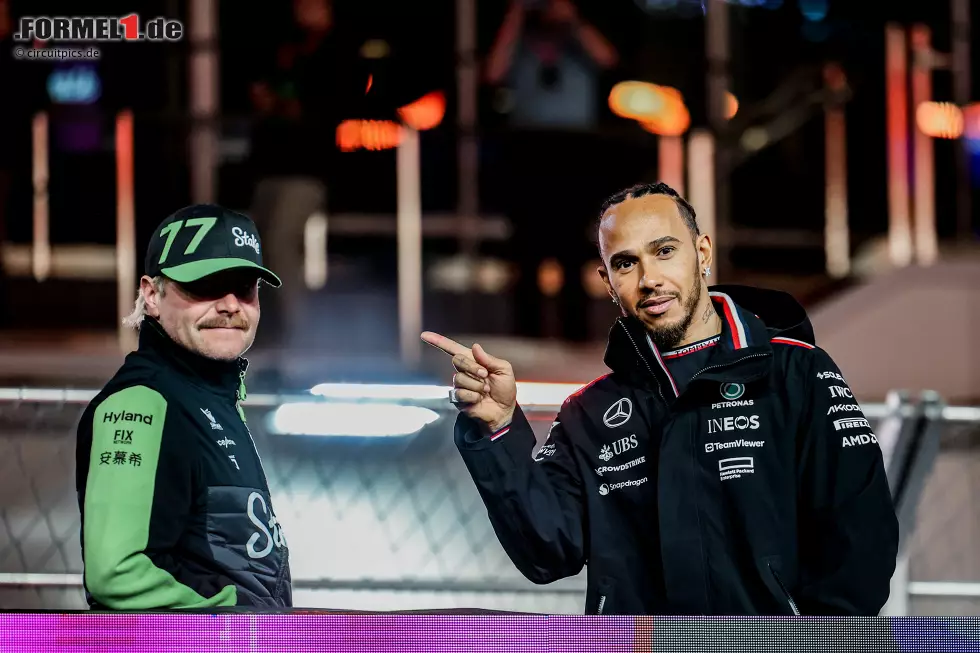 Foto zur News: Lewis Hamilton (Mercedes) und Valtteri Bottas (Sauber)