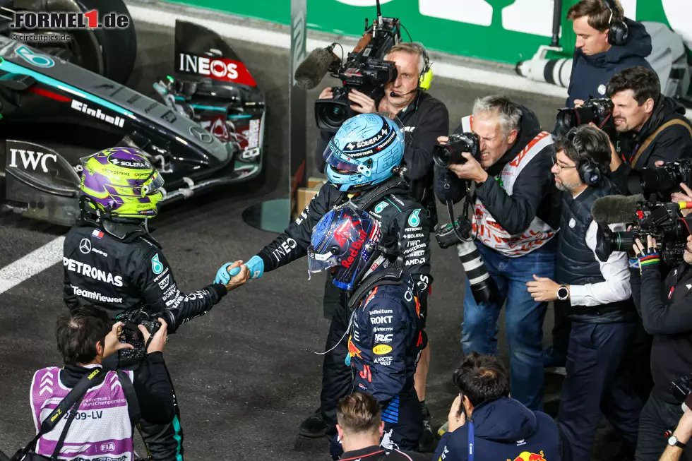 Foto zur News: Max Verstappen (Red Bull), George Russell (Mercedes) und Lewis Hamilton (Mercedes)