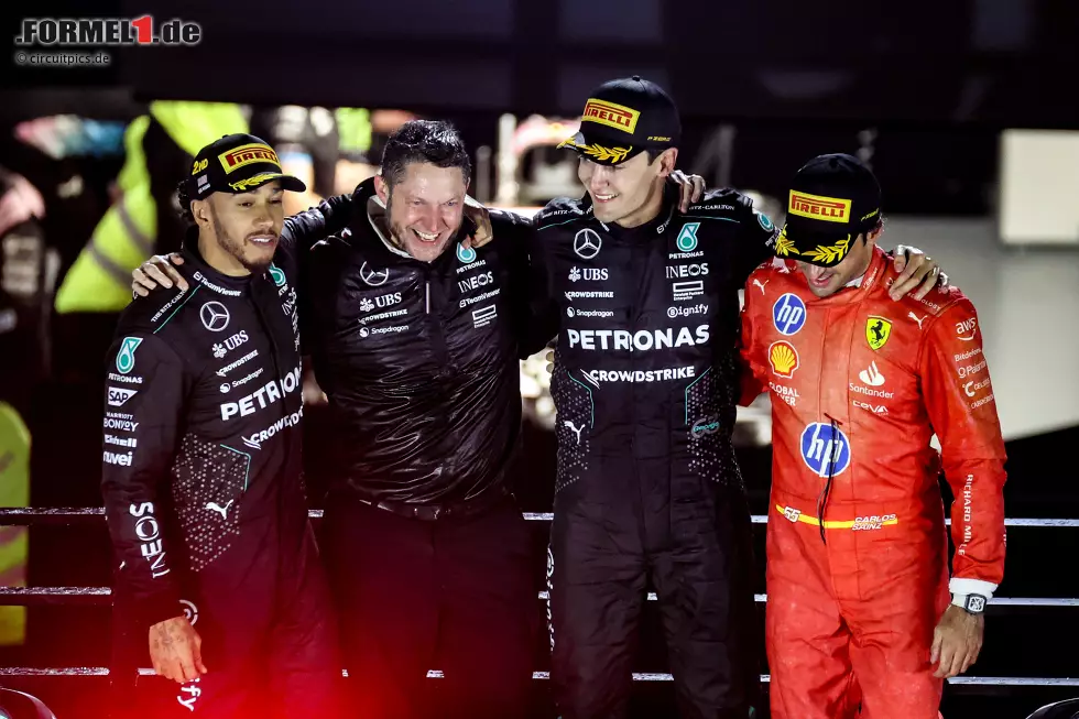 Foto zur News: George Russell (Mercedes), Lewis Hamilton (Mercedes) und Carlos Sainz (Ferrari)