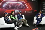 Foto zur News: Guanyu Zhou (Sauber) und Sergio Perez (Red Bull)