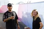 Foto zur News: Lewis Hamilton (Mercedes) und Doriane Pin