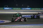 Foto zur News: Guanyu Zhou (Sauber) und Esteban Ocon (Alpine)