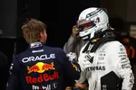 Foto zur News: George Russell (Mercedes) und Max Verstappen (Red Bull)