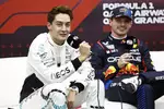 Foto zur News: George Russell (Mercedes) und Max Verstappen (Red Bull)