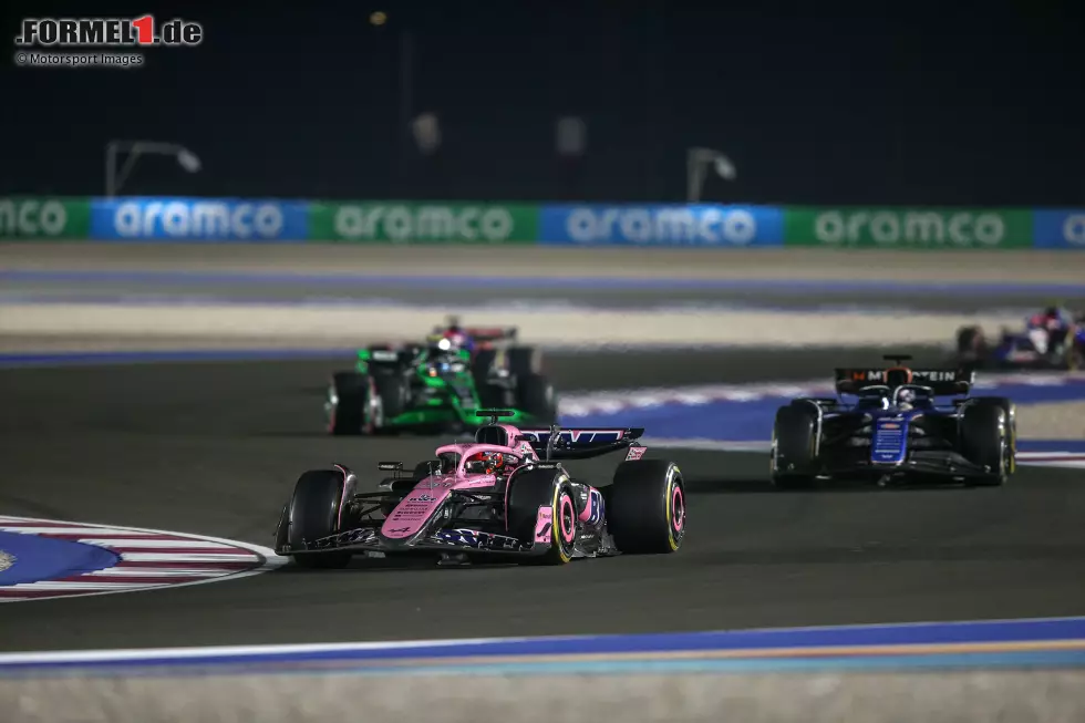 Foto zur News: Guanyu Zhou (Sauber) und Esteban Ocon (Alpine)