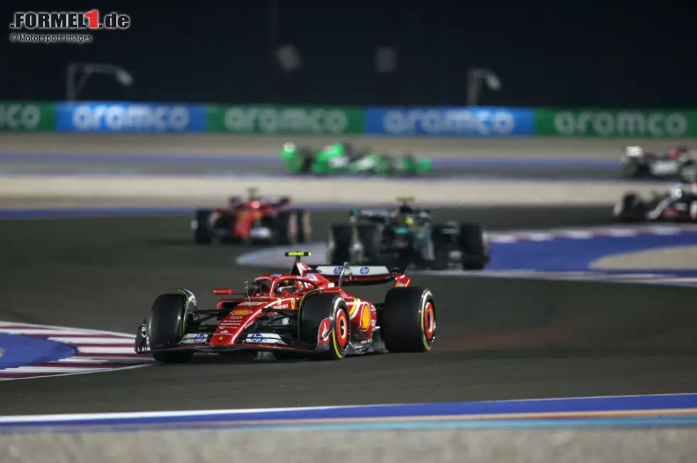 Foto zur News: Carlos Sainz (Ferrari), Lewis Hamilton (Mercedes) und Charles Leclerc (Ferrari)