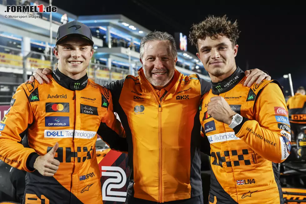 Foto zur News: Oscar Piastri (McLaren), Zak Brown und Lando Norris (McLaren)