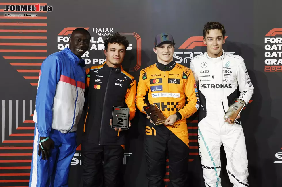 Foto zur News: Oscar Piastri (McLaren), Lando Norris (McLaren) und George Russell (Mercedes)