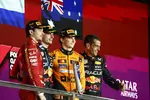 Foto zur News: Max Verstappen (Red Bull), Charles Leclerc (Ferrari) und Oscar Piastri (McLaren)