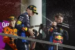 Foto zur News: Max Verstappen (Red Bull) und Oscar Piastri (McLaren)