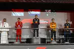 Foto zur News: Max Verstappen (Red Bull), Charles Leclerc (Ferrari) und Oscar Piastri (McLaren)