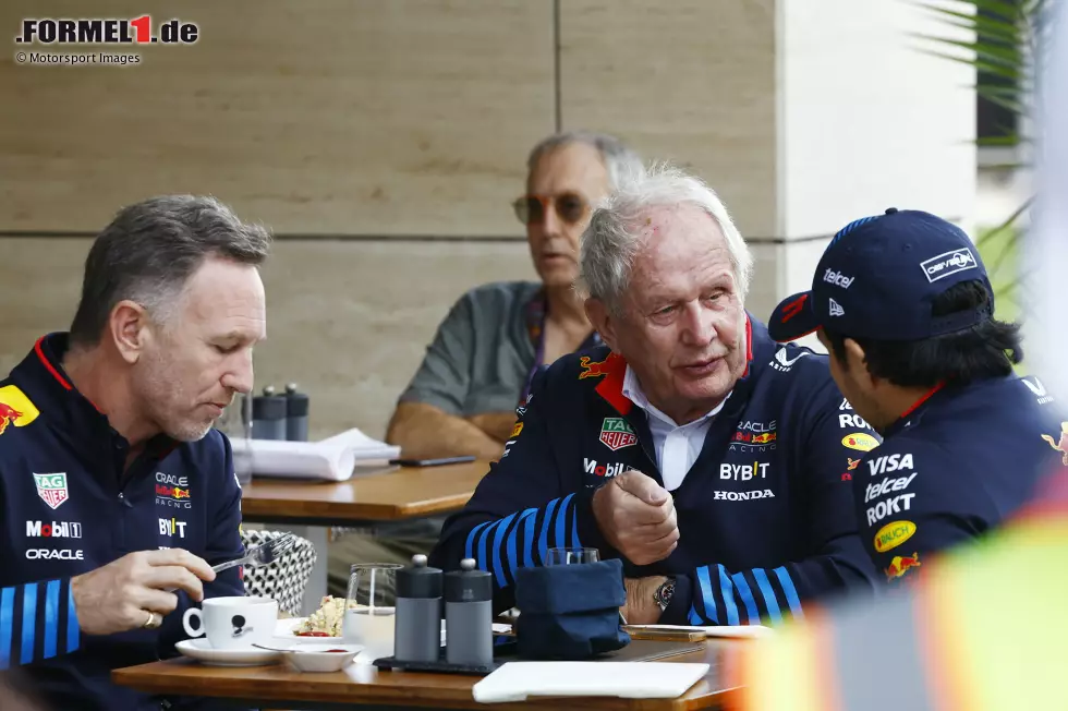 Foto zur News: Christian Horner, Helmut Marko und Sergio Perez (Red Bull)