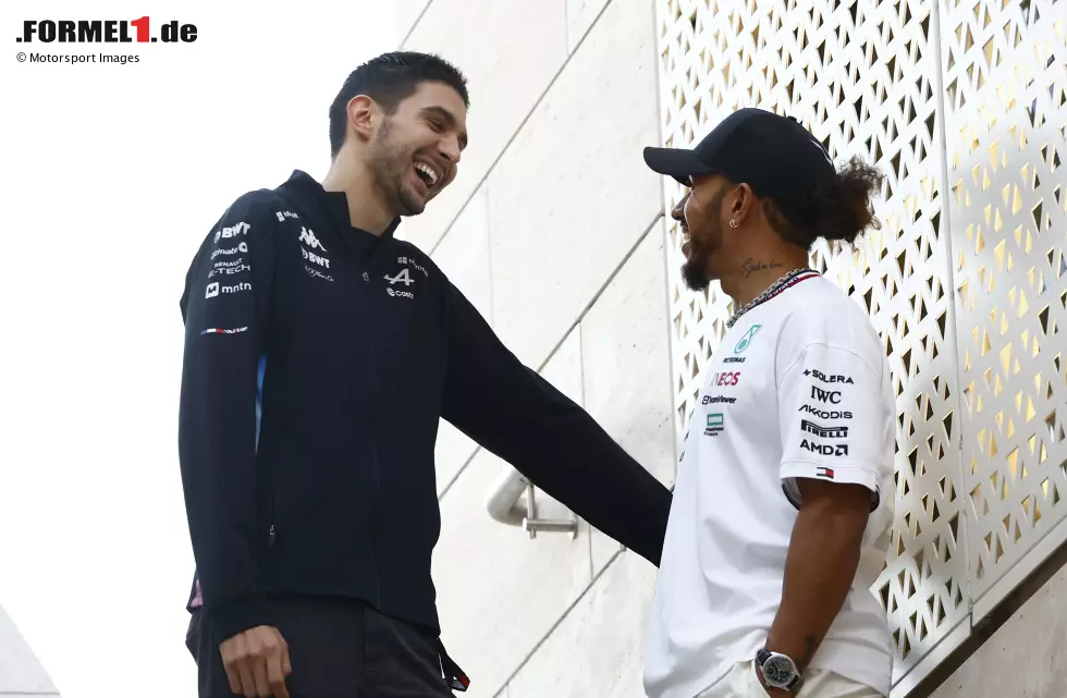 Foto zur News: Esteban Ocon (Alpine) und Lewis Hamilton (Mercedes)