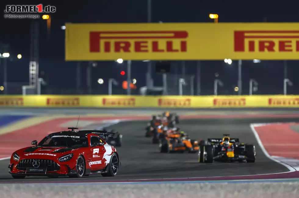 Foto zur News: Safety-Car vor Max Verstappen (Red Bull) und Lando Norris (McLaren)