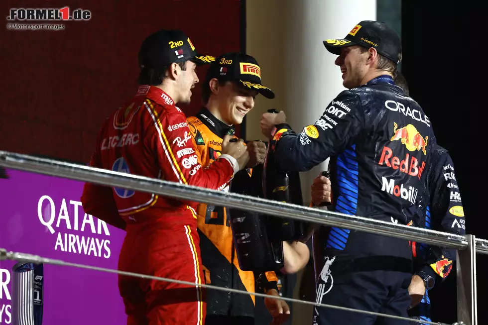 Foto zur News: Charles Leclerc (Ferrari), Oscar Piastri (McLaren) und Max Verstappen (Red Bull)