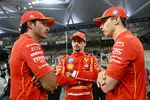 Foto zur News: Carlos Sainz (Ferrari), Charles Leclerc (Ferrari) und Arthur Leclerc