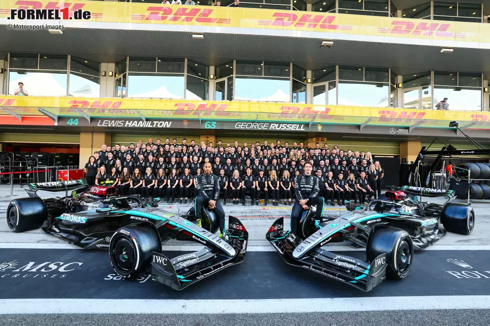 Foto zur News: Mercedes-Teamfoto mit George Russell (Mercedes), Lewis Hamilton (Mercedes) und Toto Wolff