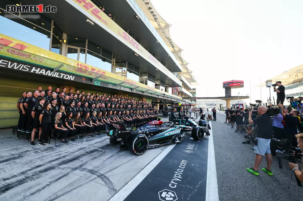 Foto zur News: Mercedes-Teamfoto mit George Russell (Mercedes), Lewis Hamilton (Mercedes) und Toto Wolff