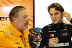 Foto zur News: Zak Brown und Oscar Piastri (McLaren)