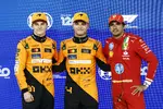 Foto zur News: Oscar Piastri (McLaren), Lando Norris (McLaren) und Carlos Sainz (Ferrari)