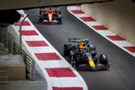 Foto zur News: Max Verstappen (Red Bull) und Carlos Sainz (Ferrari)